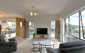Spacious Retreat With Mountain View